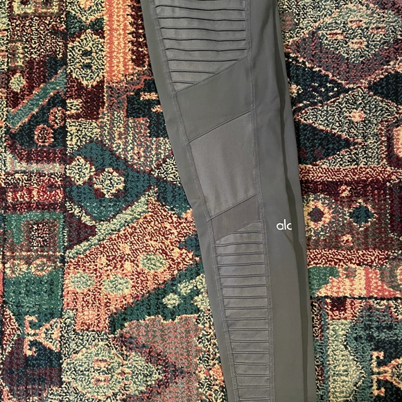 Grey Alo Yoga Low-Rise Moto Leggings - Picture 8 of 13